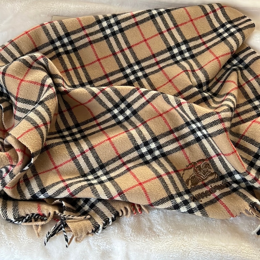Vintage Burberry’s rectangle scarf